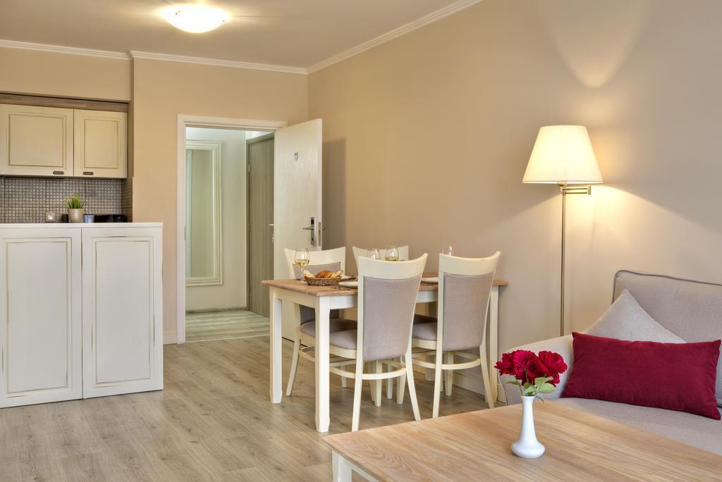 Private Apartments In White Rock Castle Baltsjik Buitenkant foto